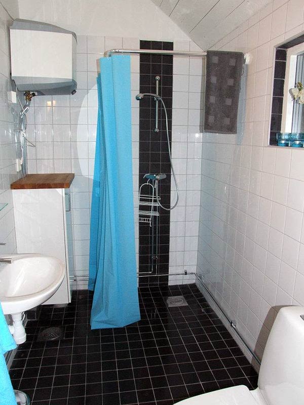 Stuga Lilla Steninge på Utö har ett fräscht duschrum med WC