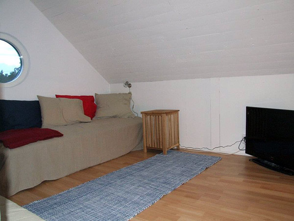 Sovloftet i stuga Lilla Steninge på Utö ger plats för två till. Här finns även en TV!