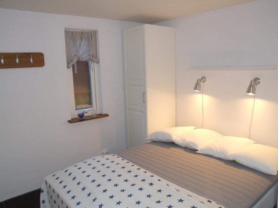 Stora sovrummet är modernt och ljust inrett med bekväma sängar.